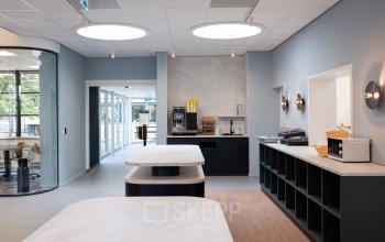 Moderne keuken in kantoorpand op Atoomweg 50, Utrecht Lage Weide, met aanrechttafels en apparatuur. Ideaal voor pauzemomenten tijdens het kantoorruimte huren.
