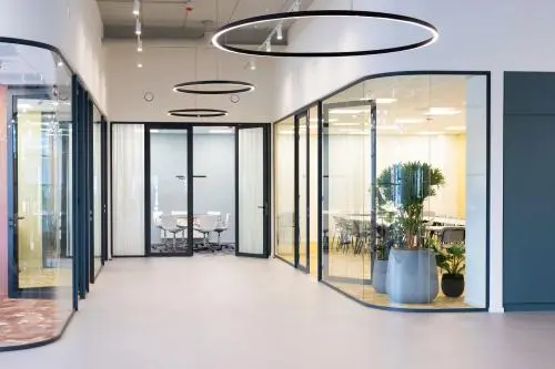 Kantoorruimte aan de Atoomweg 50, Utrecht Lage Weide: moderne glazen wanden, vergaderruimte in zicht. Minimalistisch design, professionele sfeer, geschikt voor flexibel werk. Ideaal voor het huren van kantoren.