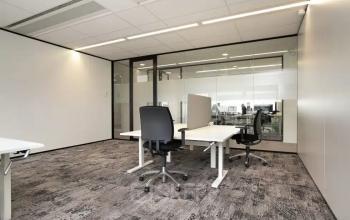 Moderne kantoorruimte te huur op Atoomweg 63, Utrecht Lage Weide met glazen wanden en bureaus.