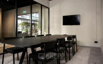 Moderne vergaderruimte in een kantoorpand op Atoomweg 63, Utrecht Lage Weide, met een lange tafel en stoelen, geschikt voor kantoorruimte huren.