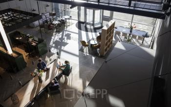 Licht kantoor aan de Atoomweg 63 in Utrecht Lage Weide met moderne werkplekken en overlegmogelijkheden, ideaal om kantoorruimte te huren.