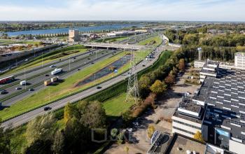 Buitenzijde van het kantoorpand aan Zonnebaan 45 in Utrecht Lage Weide, omgeven door wegen en groene gebieden.