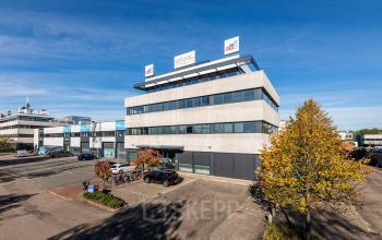 Exterieur van een modern kantoorpand voor kantoorruimte huren op Zonnebaan 45, Utrecht Lage Weide, met parkeergelegenheid en een strak ontwerp.