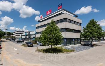 Modern kantoorpand op Zonnebaan 45 in Utrecht Lage Weide, ideaal voor wie kantoorruimte wil huren. Betonnen architectuur met grote ramen, gelokaliseerd op een bedrijventerrein met parkeerplaatsen.