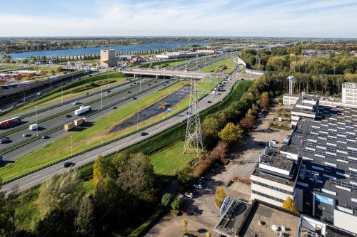 Buitenzijde van het kantoorpand aan Zonnebaan 45 in Utrecht Lage Weide, omgeven door wegen en groene gebieden.