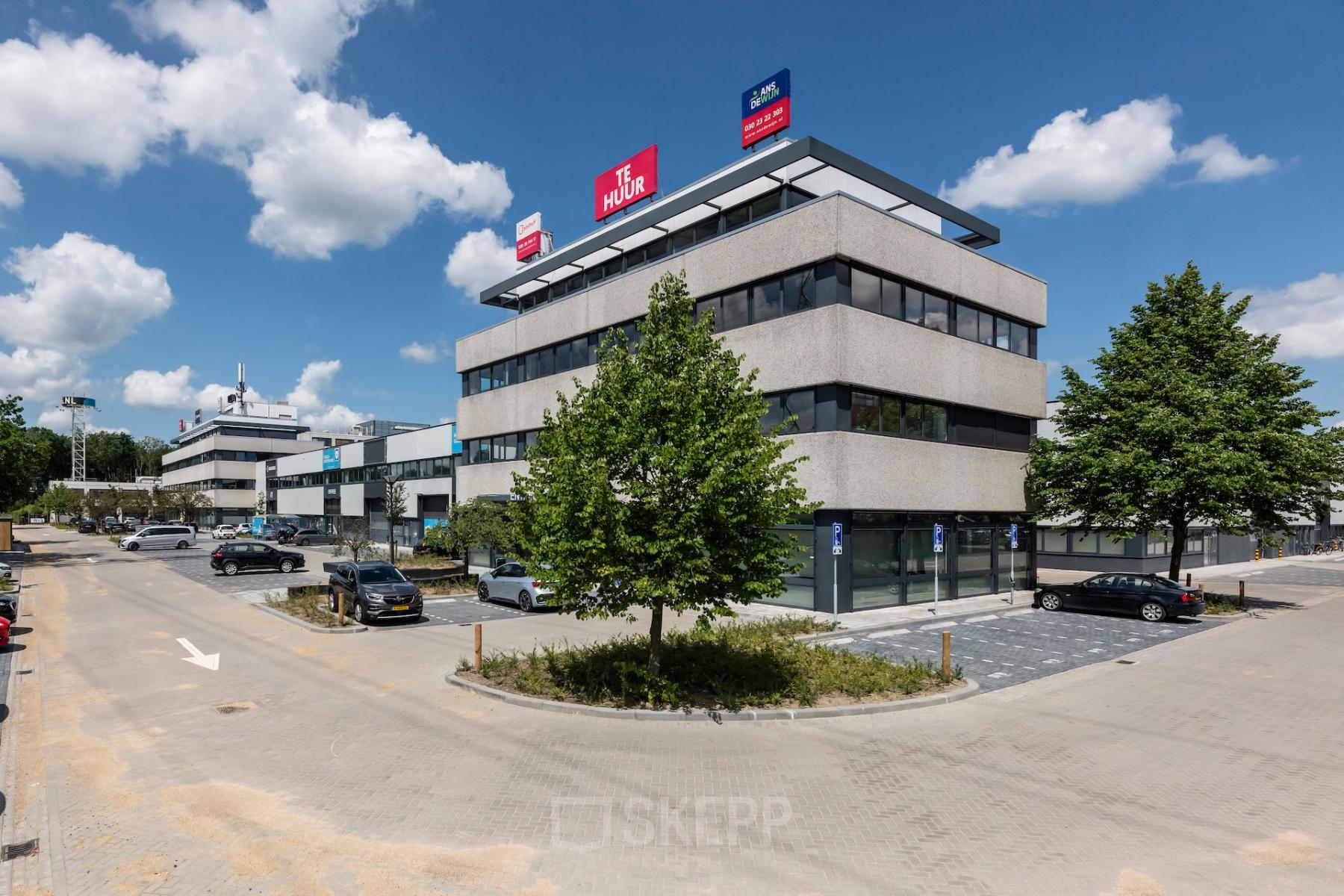 Modern kantoorpand op Zonnebaan 45 in Utrecht Lage Weide, ideaal voor wie kantoorruimte wil huren. Betonnen architectuur met grote ramen, gelokaliseerd op een bedrijventerrein met parkeerplaatsen.