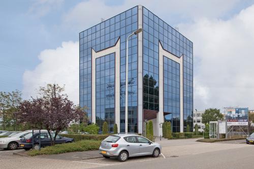 Kantoorpand huren aan Savannahweg 17 in Utrecht Lage Weide, glazen gevel met parkeerplaatsen.