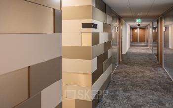 Moderne gang met geometrische muren in het kantoorpand op Middenburcht 136, Utrecht Leidsche Rijn, ideaal voor kantoorruimte huren.