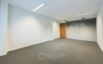 Leeg kantoor in Utrecht Leidsche Rijn aan Middenburcht 136, met grijze vloerbedekking en grote ramen aan één wand, geschikt voor kantoren of kantoorruimte huren.
