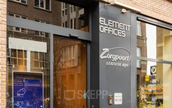 Exterieur van een kantoorpand aan Middenburcht 136 in Utrecht Leidsche Rijn. Het pand heeft een moderne glazen ingang en een bord met bedrijfsnamen naast de deur.