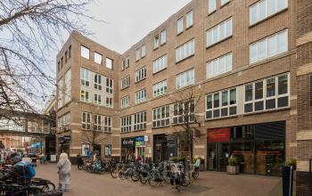 Bakstenen kantoorpand op Middenburcht 136 in Utrecht Leidsche Rijn met fietsenstalling en verschillende winkels op de begane grond. Ideale locatie voor kantoorruimte huren.