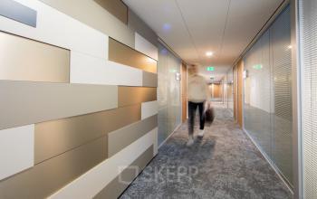 Moderne kantoorruimte te huur in Utrecht Leidsche Rijn, Middenburcht 136, met gangen en glazen wanden.