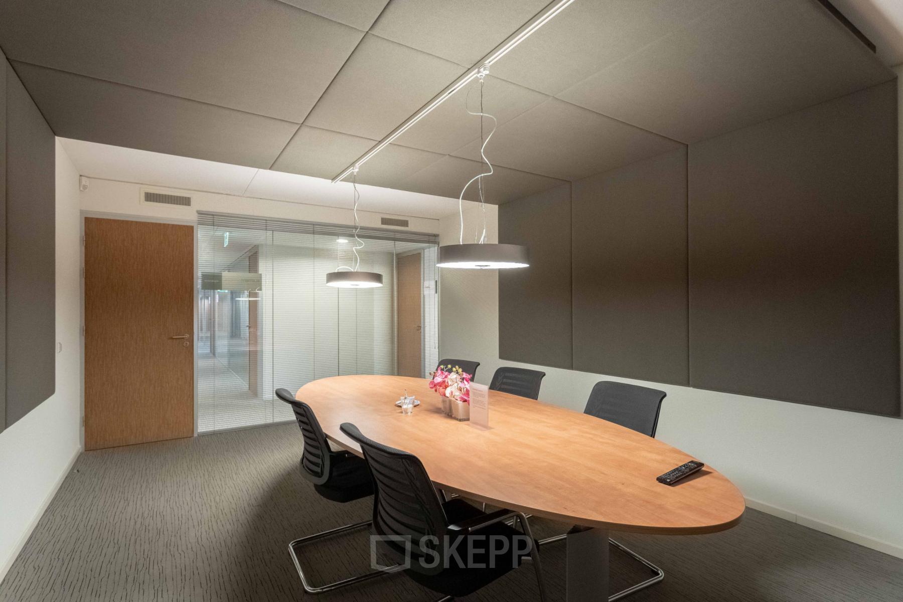 Vergaderruimte Utrecht kantoorgebouw kantoorruimte ruim modern centraal gelegen