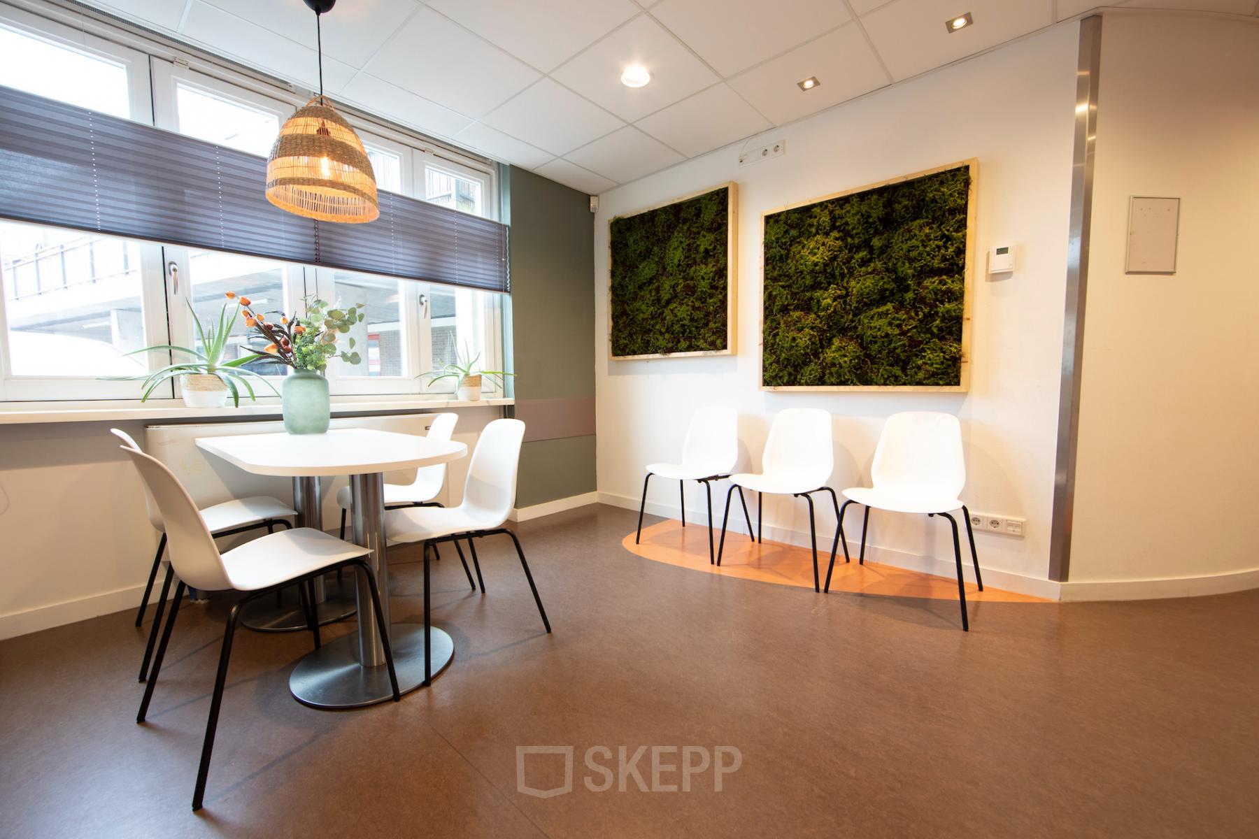 Kantoorruimte huren op Middenburcht 136, Utrecht Leidsche Rijn met moderne inrichting en veel daglicht, inclusief vergadertafel en stoelen.