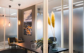 Modern ingericht kantoor aan de Goeman Borgesiuslaan 77 in Utrecht Noord met glazen wanden en elegante verlichting.