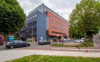 Modern kantoorpand aan de Goeman Borgesiuslaan 77 in Utrecht Noord met een dynamische zakelijke uitstraling.