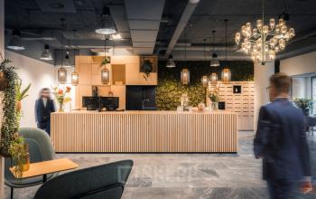 Moderne kantoorruimte in Utrecht Noord met ontvangstbalie, strakke verlichting en een wachtgedeelte met comfortabele stoelen.