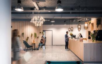 Moderne lounge met comfortabele zitgelegenheid en pooltafel in een kantoorpand aan de Goeman Borgesiuslaan 77, Utrecht Noord.