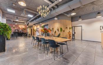 Ruime en stijlvolle werkruimte in het kantoorpand op Goeman Borgesiuslaan 77, Utrecht Noord. De moderne inrichting met houten details en planten biedt een aantrekkelijke plek voor kantoorruimte huren.