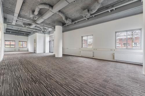 Ruime, lichte kantoorruimte te huur aan de Goeman Borgesiuslaan 77 in Utrecht Noord met moderne afwerking en grote ramen voor natuurlijk licht. Ideaal voor kantoren of vergaderruimtes.