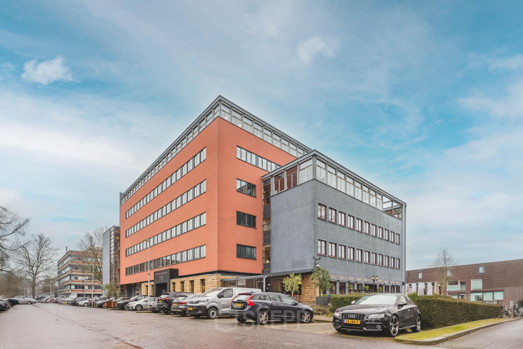 Kantoorpand aan de Goeman Borgesiuslaan 77 in Utrecht Noord biedt moderne uitstraling met meerdere verdiepingen en parkeergelegenheid. Ideale locatie om kantoorruimte te huren.