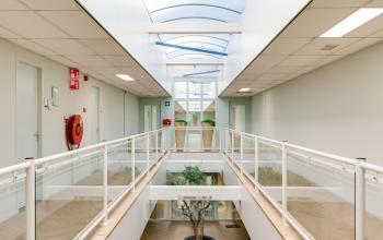 Moderne kantoorruimte met natuurlijk licht via dakramen, gelegen op Demkaweg 11-21 in Utrecht Noord.