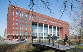Exterieur van kantoorpand Mercatorlaan 1198-2000 in Utrecht Papendorp, met meerdere personen op brug voor gebouw.