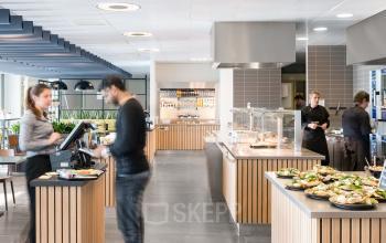 Kantoorpand Mercatorlaan 1198-2000, Utrecht Papendorp met moderne pantry en lunchruimte, personeel bezig met lunchvoorbereiding.