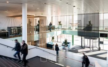 Kantoorpand Mercatorlaan 1198-2000 Utrecht Papendorp, moderne lobby met trappen, glazen deuren, en bezoekers die rondlopen.