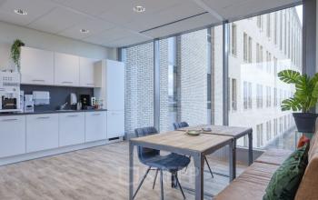 Interieurfoto van een gemeubileerde pantry in een kantoorpand aan Mercatorlaan 1198-2000, Utrecht Papendorp, met een tafel, stoelen en een kitchenette.