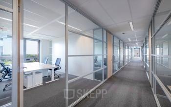 Kantoorruimte huren aan de Mercatorlaan 1198-2000 in Utrecht Papendorp, met glazen wanden, bureaus en uitzicht over de stad.