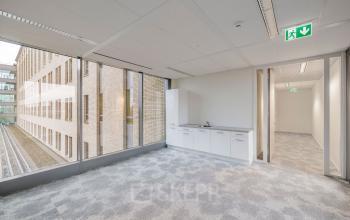 Kantoorruimte huren in modern kantoorpand aan Mercatorlaan 1198-2000 in Utrecht Papendorp, met grote raamzijde en een keukenblok.