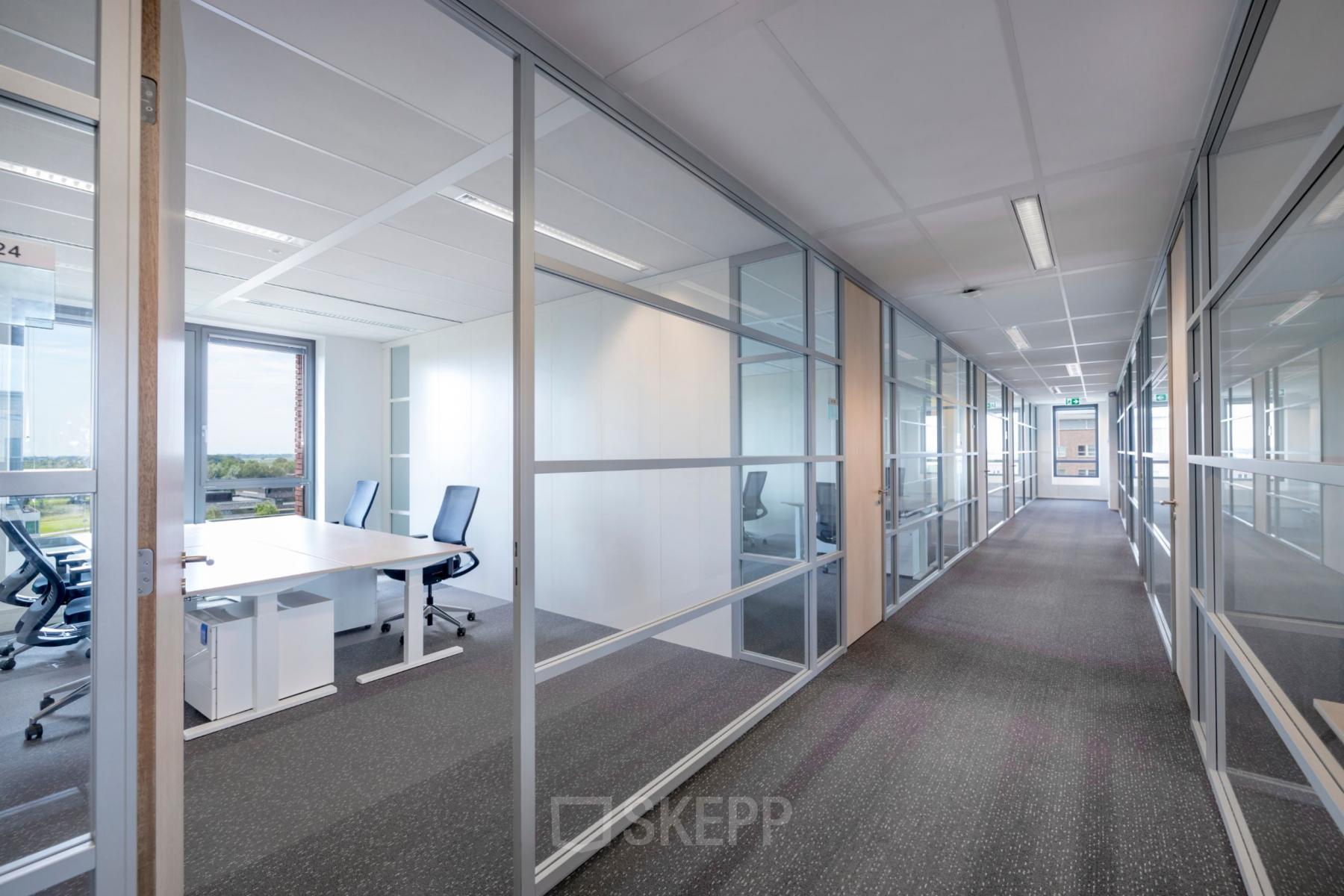 Kantoorruimte huren aan de Mercatorlaan 1198-2000 in Utrecht Papendorp, met glazen wanden, bureaus en uitzicht over de stad.