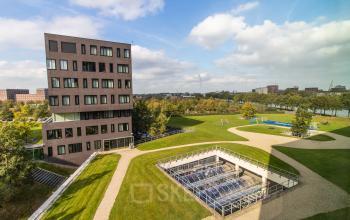 Modern kantoorpand aan de Papendorpseweg 95-97 in Utrecht Papendorp, omgeven door groene ruimtes en wandelpaden, perfect voor kantoorruimte huren.