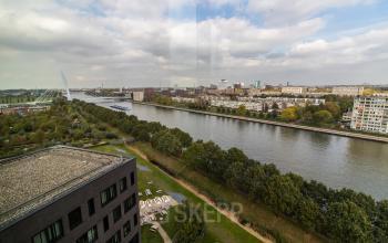 Uitzicht vanaf het kantoorpand aan de Papendorpseweg 95-97 in Utrecht Papendorp met een panoramisch uitzicht over de rivier en de stad.