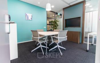 Moderne vergaderruimte in een kantoorpand op Papendorpseweg 95-97, Utrecht, met strakke meubels en een frisse, professionele uitstraling. Ideaal voor bedrijven die kantoorruimte willen huren in Utrecht Papendorp.