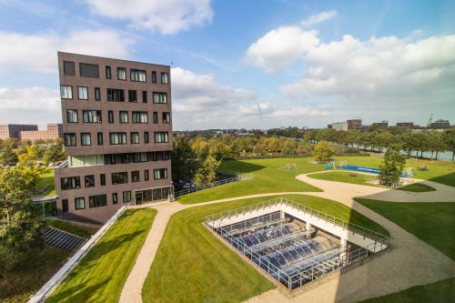 Modern kantoorpand aan de Papendorpseweg 95-97 in Utrecht Papendorp, omgeven door groene ruimtes en wandelpaden, perfect voor kantoorruimte huren.