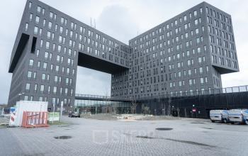 Kantoorpand aan de Van Deventerlaan 31-51 in Utrecht Papendorp, geschikt voor kantoorruimte huren. Modern gebouw met grijze gevel en parkeergelegenheid voor de deur.