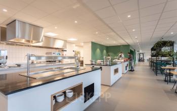 Interieur van kantoorpand op Van Deventerlaan 31-51, Utrecht Papendorp met moderne pantry waar zakelijke werknemers lunch bereiden en eten. Geschikt voor kantoorruimte huren met gemeubileerde voorzieningen.