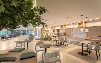 Moderne kantoorruimte huren in Utrecht Papendorp met stijlvolle inrichting, groene accenten en ruimtelijke werkplekken bij Van Deventerlaan 31-51.