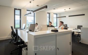 Kantoorruimte aan Van Deventerlaan in Papendorp, Utrecht met moderne werkplekken waar mensen aan het werken zijn op computers.