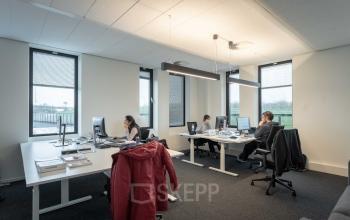 Ruime kantoorruimte met vier werkplekken en zakelijke activiteiten aan Van Deventerlaan 31-51 in Utrecht Papendorp, ideaal voor het huren van kantoren.