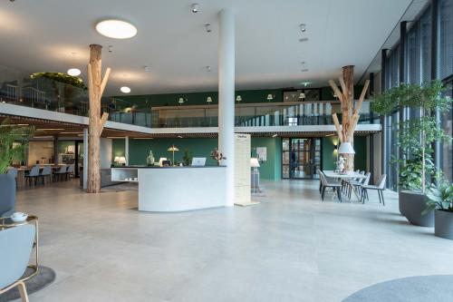 Moderne kantoorruimte huren in Utrecht Papendorp met veel natuurlijk licht, houten elementen, en ingericht met comfortabele meubels. Gelegen op Van Deventerlaan 31-51, ideaal voor zakelijke bijeenkomsten en werkplekken.