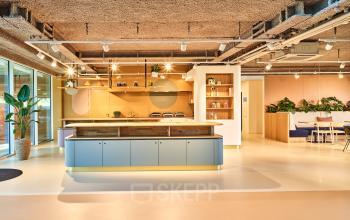 Moderne kantoorruimte te huur op Van Deventerlaan 30-40 in Utrecht Papendorp, met lichte inrichting en centrale pantry voor zakelijke gesprekken en samenwerken.