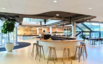 Moderne kantoorruimte huren in Utrecht Papendorp met ruime, open indeling, stijlvolle bar en zithoek, ideaal voor samenwerking en gesprekken. Kantoor op Van Deventerlaan 30-40 voorzien van natuurlijke lichtinval.