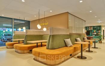 Stijlvolle kantoorruimte met comfortabele zitbanken en tafels in een lichte ruimte aan de Van Deventerlaan 30-40 in Utrecht Papendorp. Ideaal voor informeel overleg of coworking. Kantoorruimte huren mogelijk.