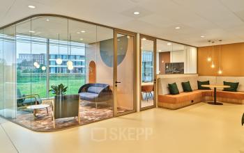 Moderne kantoorpand inrichting aan de Van Deventerlaan 30-40 in Utrecht Papendorp, met glazen wanden en kleurrijke zitgedeeltes. Perfect voor wie kantoorruimte wil huren in een inspirerende omgeving.