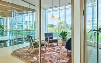 Verfijnde kantoorruimte huren op Van Deventerlaan in Utrecht Papendorp met glazen wanden en comfortabele zitgelegenheden, perfect voor een ontspannen werkoverleg.