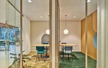 Moderne kantoorruimte huren aan Van Deventerlaan 30-40 in Utrecht Papendorp, geschikt voor vergaderingen met glazen wanden, kleurrijk tapijt en stijlvolle verlichting.