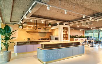 Moderne kantoorruimte huren in Utrecht Papendorp bij Van Deventerlaan 30-40, met stijlvolle keuken en eetgedeelte, ideaal voor informele ontmoetingen en pauzes.